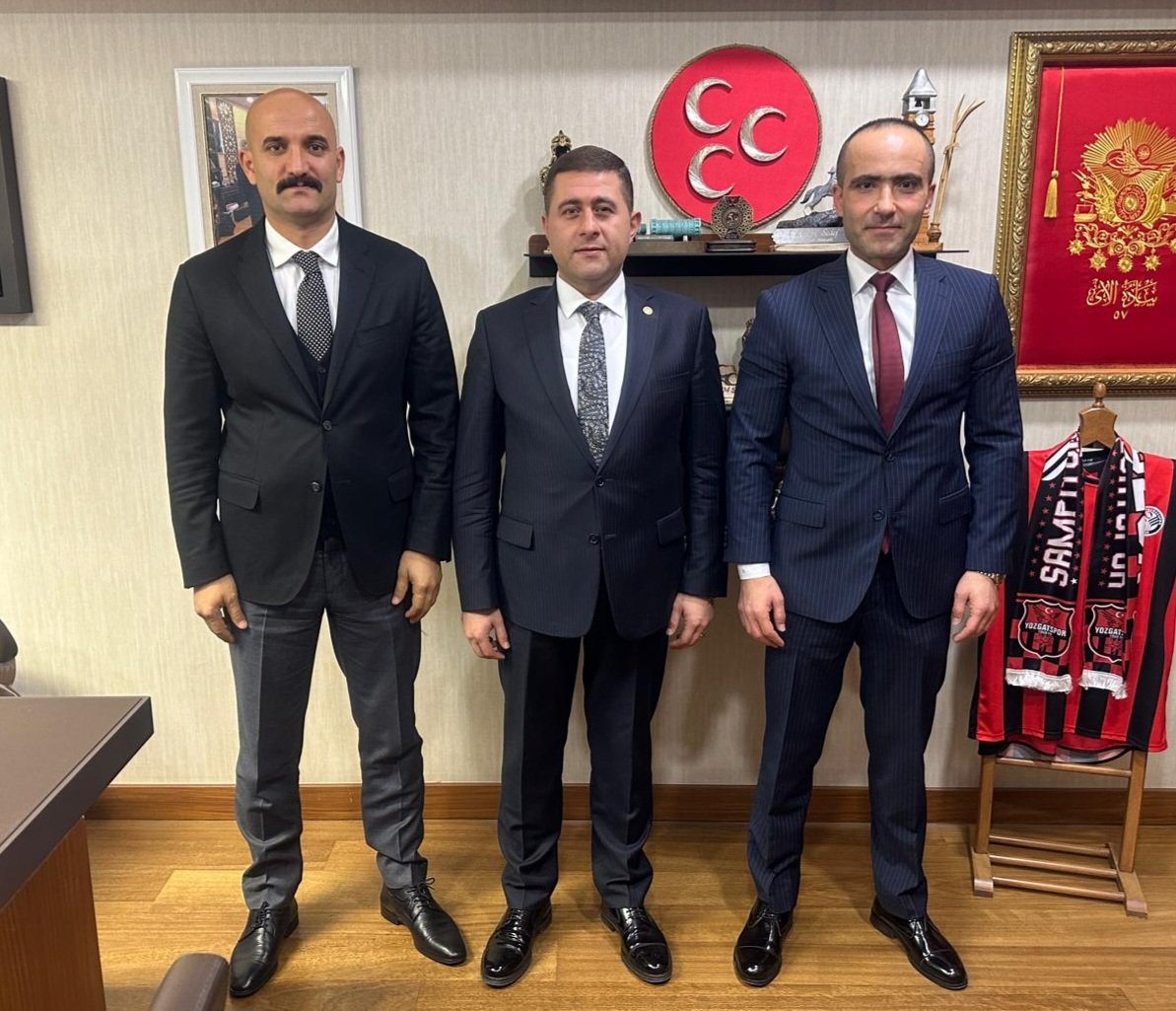 Aynı dönem birlikte görev yaptığımız arkadaşlarım, gardaşlarım Turgay Baştuğ ve Olcay Kılavuz ile meclis çalışma ofisimizde hasbihal ettik. Ziyatleriyle bizleri mutlu ettiler.
<a href="/TurgayBastug/">Turgay Baştuğ</a> <a href="/OlcayKilavuz/">Olcay Kılavuz 🇹🇷</a>
<a href="/TBMMresmi/">TBMM</a>