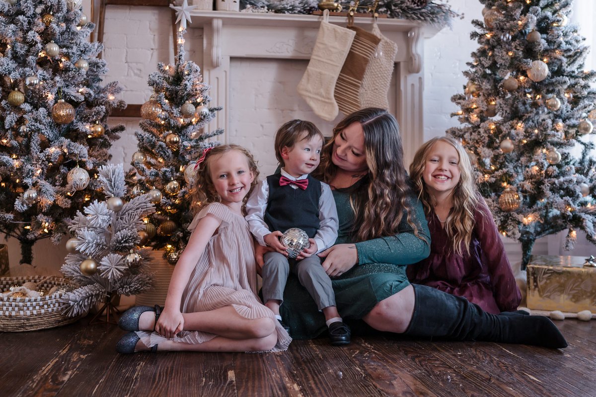 AnneSPhoto's tweet photo. A handful of tips to guide you through the art of choosing the perfect color palette and attire for your upcoming holiday photo session. https://t.co/hQBj01xTc1 https://t.co/GvzCCsmjIa