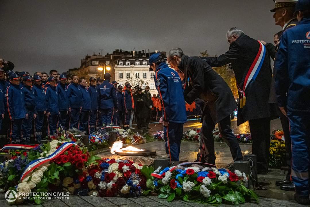 RICHEZfrancois1's tweet photo. Une marée orange sur les champs élysées pour notre 32eme ravivage de la flamme du soldat inconnu. Devoir de mémoire et acte citoyen.
Plus de 1000 #bénévoles de la @ProtecCivilefr et cadets étaient présents, venus de plus de 50 départements de France et d’outre-mer ! https://t.co/TSLwAXZpuQ