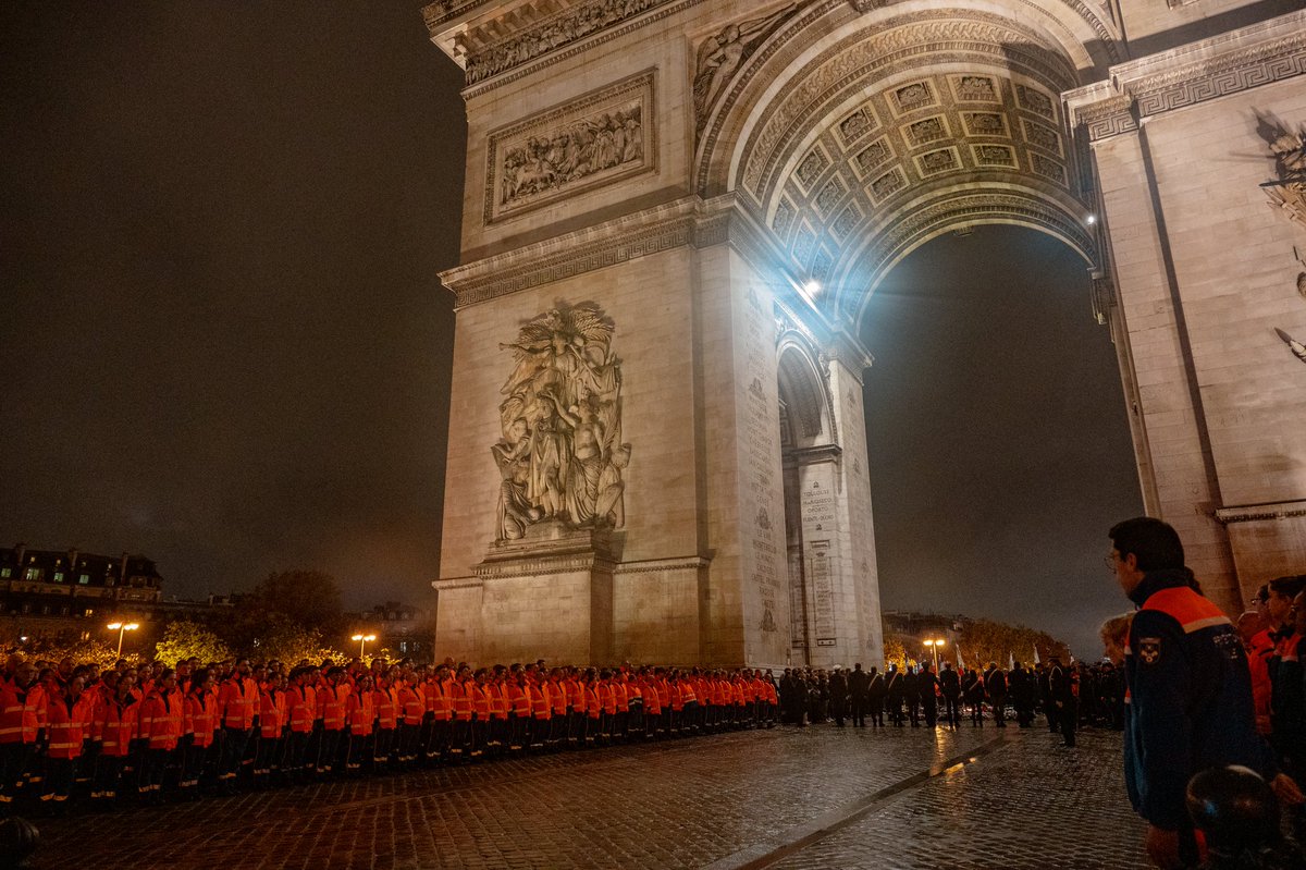 RICHEZfrancois1's tweet photo. Une marée orange sur les champs élysées pour notre 32eme ravivage de la flamme du soldat inconnu. Devoir de mémoire et acte citoyen.
Plus de 1000 #bénévoles de la @ProtecCivilefr et cadets étaient présents, venus de plus de 50 départements de France et d’outre-mer ! https://t.co/TSLwAXZpuQ