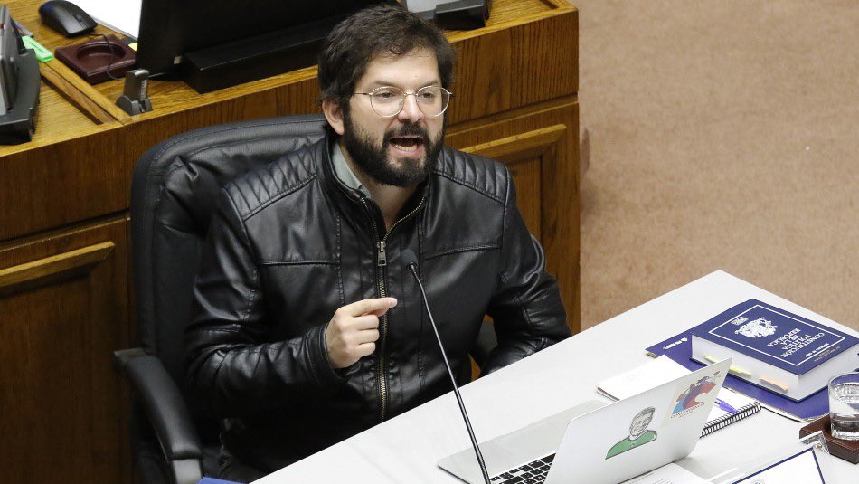 RodrigoCIgnacio's tweet photo. -Gabriel Boric presentó la acusación constitucional contra Andres Chadwick en el Senado.

- Carolina Toha invitó a Andres Chadwick a la Moneda para una mesa en contra de la delincuencia.

Gobierno insufrible. https://t.co/DSVw2TeDEp