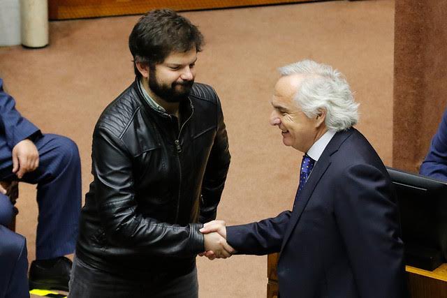 RodrigoCIgnacio's tweet photo. -Gabriel Boric presentó la acusación constitucional contra Andres Chadwick en el Senado.

- Carolina Toha invitó a Andres Chadwick a la Moneda para una mesa en contra de la delincuencia.

Gobierno insufrible. https://t.co/DSVw2TeDEp