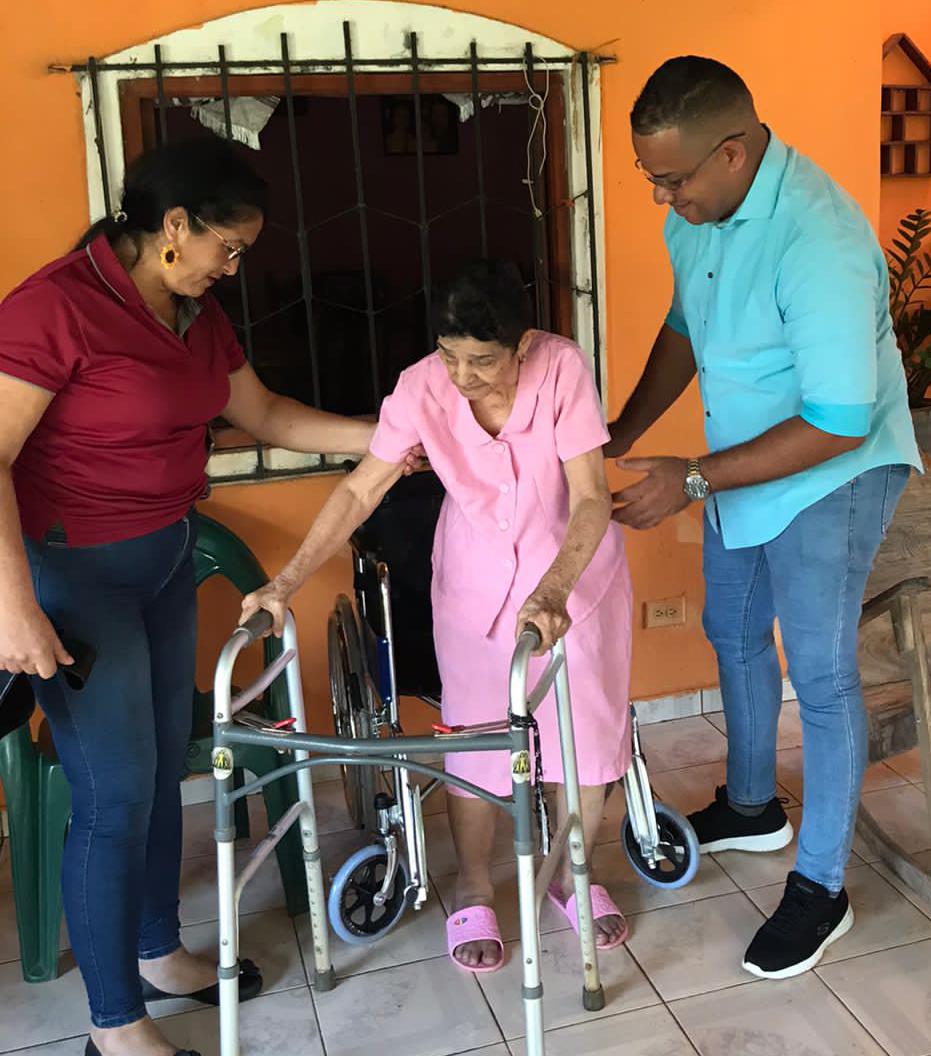 GobDePanama's tweet photo. Como seguimiento al #PlanColmena @MIDESPma de Chepo, atendió a las comunidades de Las Margaritas y Cañitas, e hizo entrega de colchones, sillas de ruedas, kits de aseo y leche en polvo, a adultos con movilidad reducida, discapacidad parcial, vulnerabilidad y en riesgo social. https://t.co/Yc5Jeyn92D