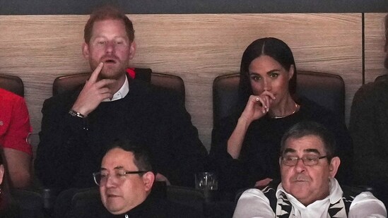 PRiMETIMESNOOP_'s tweet image. #BREAKING: 🚨 According to a source close to the couple, Meghan was &apos;very&apos; impressed by  #Canucks  Captain Quinn Hughes’ skills and charisma on the ice last night, and even asked Harry to introduce her to the 24-year-old defenseman after the game.

Meghan Markle and Prince Harry…