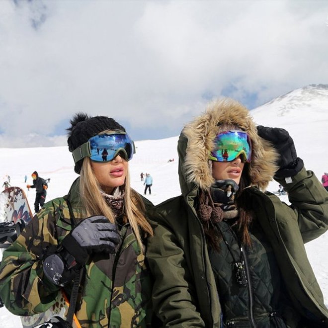 LivinginTehran's tweet photo. It's ski and snowboard season in #Tochal. 🏂⛷️🎿 https://t.co/xC91o6X9la
