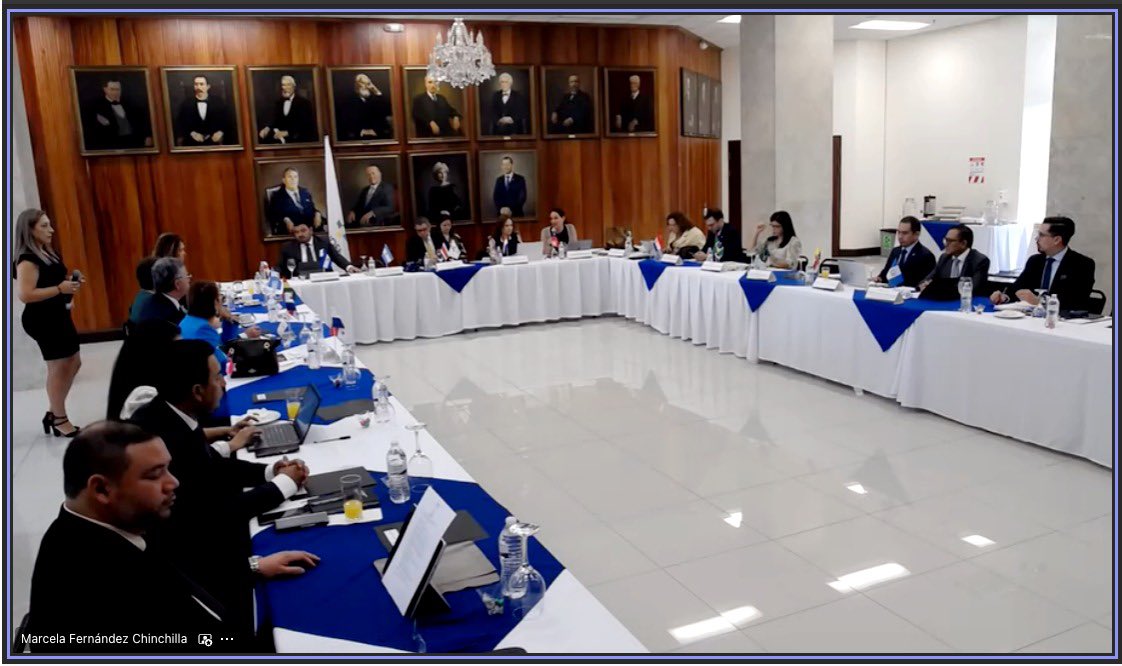 DefPublicaEC's tweet photo. 🔴 #AHORA

#DPInternacional 🌏

El Defensor Público General, @AngelTorresDPG, participa en el Comité Ejecutivo de la Asociación Interamericana de Defensorías Públicas @AIDEFOficial, al cual asistieron varias autoridades internacionales. 

En la reunión se destacó el fortalecimiento académico de los Defensores Públicos Interamericanos 🙋🏻‍♂️ 🙋🏻, a través de las capacitaciones constantes brindadas por este organismos; además, se presentó un informe sobre justicia restaurativa. 

Finalmente, se avaluó la gestión que se ha llevado a cabo con las personas que se encuentran en contexto de #MovilidadHumana 🎒, entre otros temas.

#GestiónEficiente 💪🏻
#SeguimosCreciendo 📈