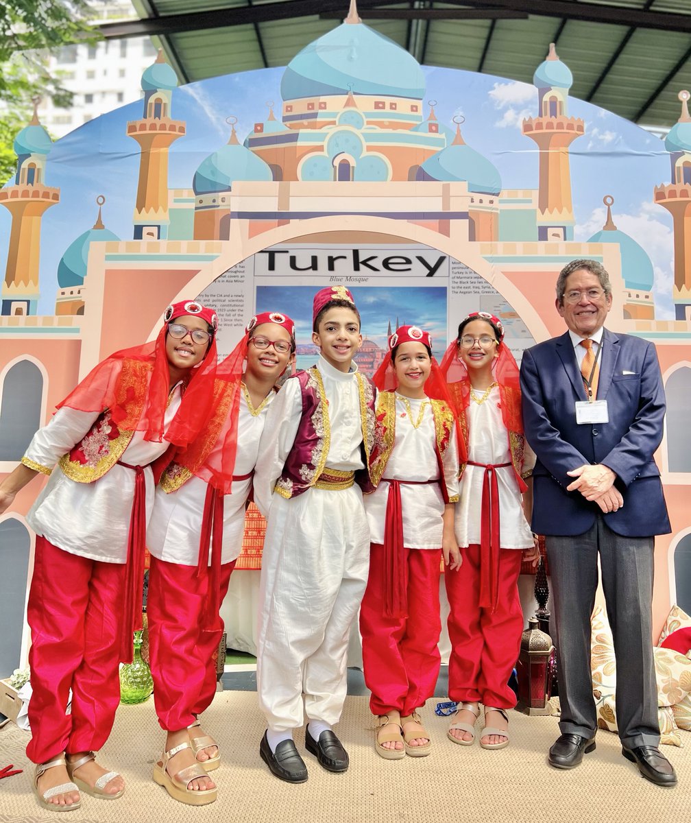 NOTREDAMEDR's tweet photo. Thank you Honorable Fernando González,Honorary Consul of Malaysia, fo being an extraordinary judge at the NDS International Fair 2023! @fgn18  @CISEducation @neasc #internationalschools https://t.co/EE4QqcRvJc