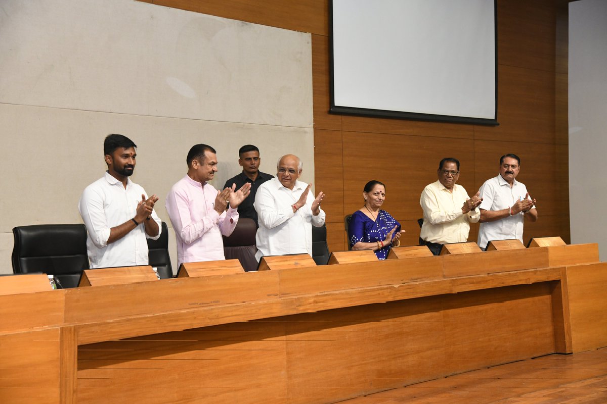 ગુજરાતના લોકપ્રિય મુખ્યમંત્રી માનનીય શ્રી <a href="/Bhupendrapbjp/">Bhupendra Patel</a> સાહેબ દ્વારા સમસ્ત પ્રજાપતિ સમાજ-ગુજરાત સંસ્થાને ગાંધીનગર ખાતે 15,000 ચો.મી. જમીન સમાજના શૈક્ષણિક હેતુ માટે ફાળવેલ છે એ બદલ આજરોજ ગાંધીનગર ખાતે સમાજના આગેવાનો સાથે મુખ્યમંત્રી સાહેબશ્રીનો આભાર વ્યક્ત કરવામાં આવ્યો.
(1/2)