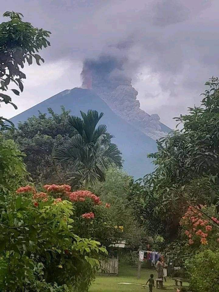 White_Rabbit_Q's tweet photo. BREAKING – #Papua-#Neuguinea: Heute wurde ein massiver #Ausbruch des #Vulkans #Ulawun gemeldet
Die Vulkanasche erreichte in der Stratosphäre eine Höhe von 15.000 Metern. https://t.co/ZkMDK5vlpN