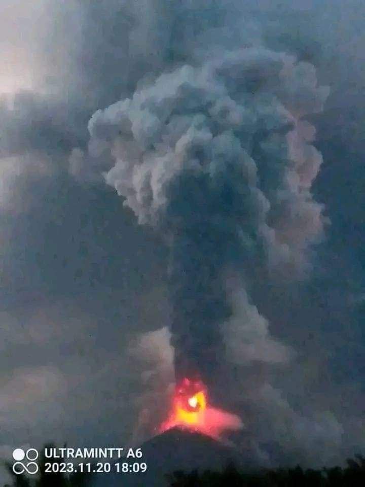 White_Rabbit_Q's tweet photo. BREAKING – #Papua-#Neuguinea: Heute wurde ein massiver #Ausbruch des #Vulkans #Ulawun gemeldet
Die Vulkanasche erreichte in der Stratosphäre eine Höhe von 15.000 Metern. https://t.co/ZkMDK5vlpN