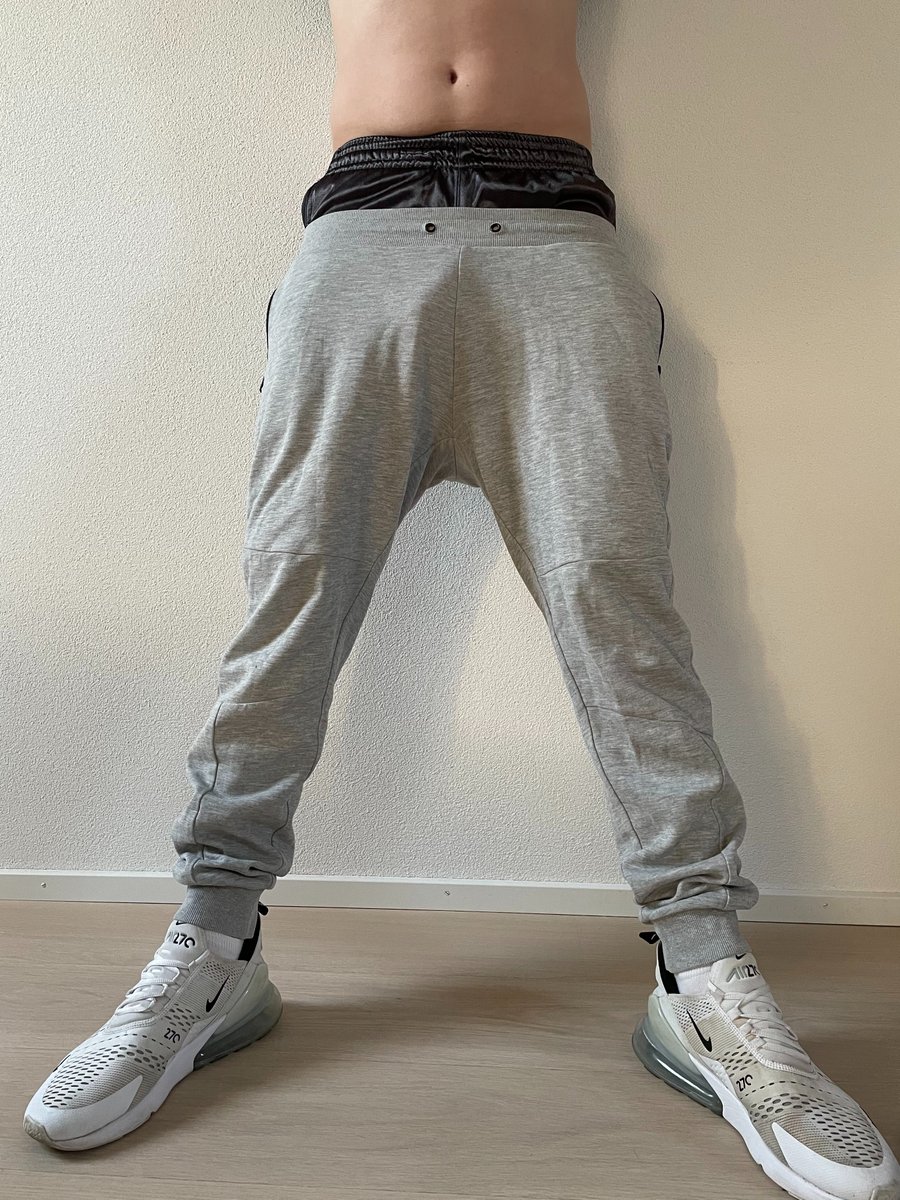 saggerripper3's tweet photo. sagging some sweatpants with satinboxers and Airmax 270 https://t.co/jaA98IkEqJ