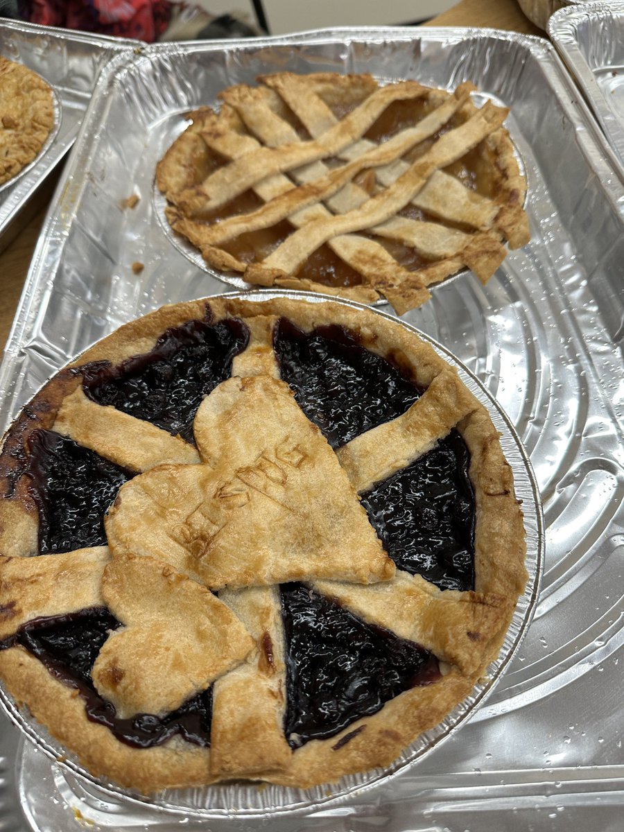 TaraMcFarling1's tweet photo. Thanks to our wonderful partnership with @PJCVSPrincipal our pies were baked to perfection! (And devoured by our grade 7 & 8 scientists/chefs) @Woodman_Wolves @GEDSB #scienceisdelicious #flakybaking #inquiry #puresubstancesandmixtures https://t.co/5sbEoK4YBX