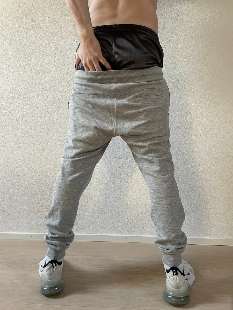saggerripper3's tweet photo. sagging some sweatpants with satinboxers and Airmax 270 https://t.co/jaA98IkEqJ