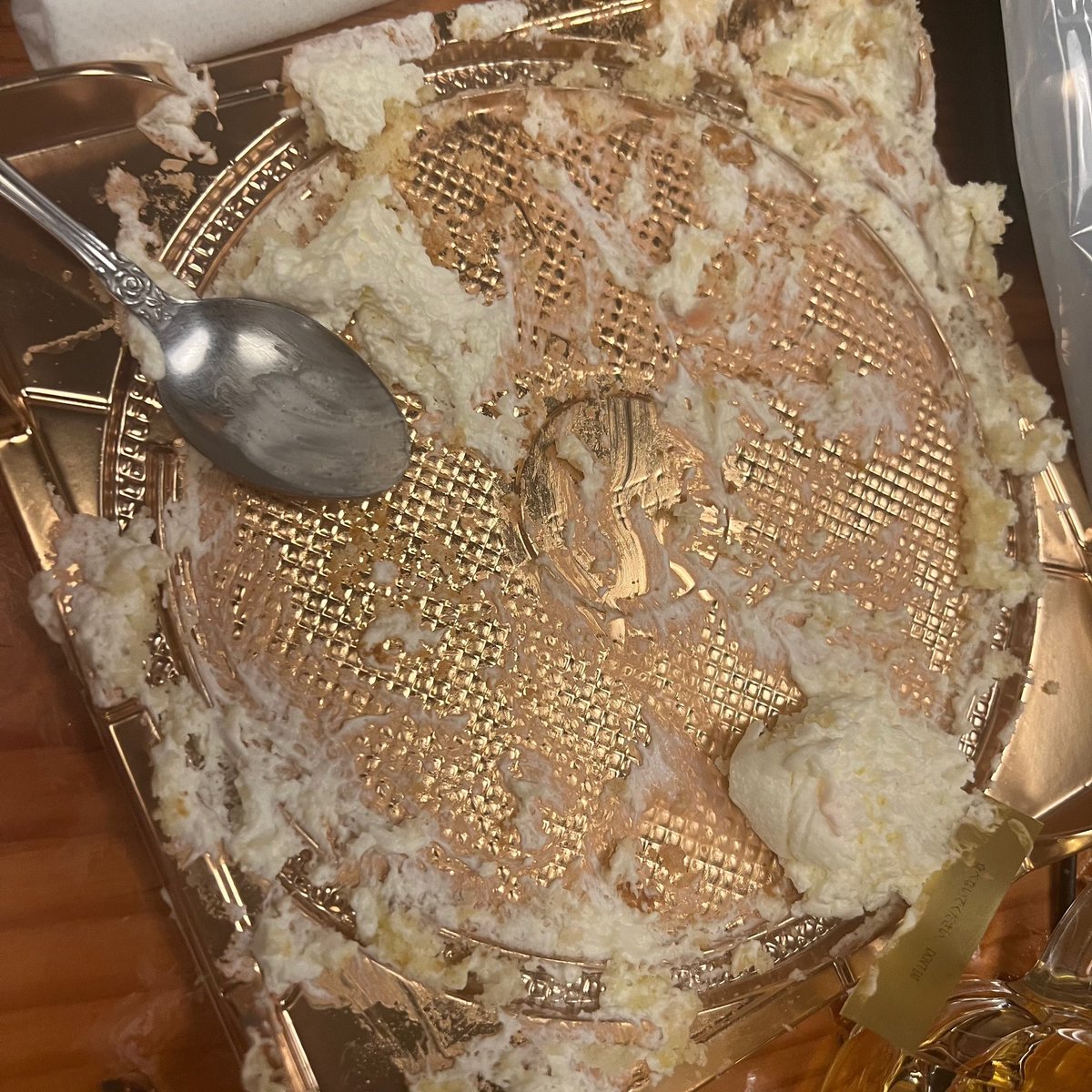 honq_joo's tweet photo. ケーキ屋でアルバイトしてる者です。セブチの皆さんが食べてた日本のケーキがまさかのバイト先でびっくりしたと同時にこんなに喜んでくれて自分もKPOP好きなだけにほんとに感動しました😭
これからクリスマスですがCaratの皆さんも良ければぜひ来店してください🤍
  #セブチ #アンリ・シャルパンティエ https://t.co/0y36jBqkbf