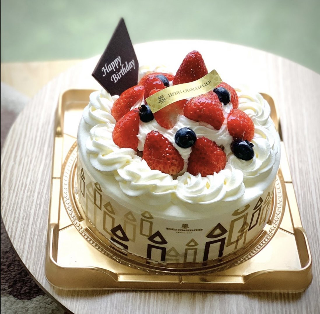 honq_joo's tweet photo. ケーキ屋でアルバイトしてる者です。セブチの皆さんが食べてた日本のケーキがまさかのバイト先でびっくりしたと同時にこんなに喜んでくれて自分もKPOP好きなだけにほんとに感動しました😭
これからクリスマスですがCaratの皆さんも良ければぜひ来店してください🤍
  #セブチ #アンリ・シャルパンティエ https://t.co/0y36jBqkbf