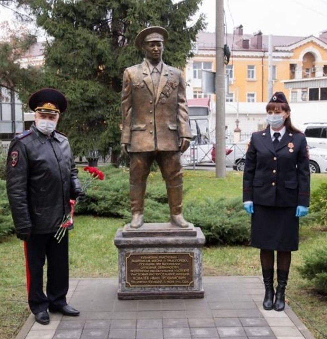 VictorKvert2008's tweet photo. Памятник начальнику РОВД Московского района https://t.co/qd2ttCmnf3