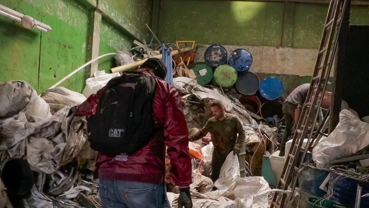 SeguridadBOG's tweet image. #AEstaHora intervenimos bodegas de reciclaje en la localidad de #PuenteAranda.

Junto con @PoliciaBogota verificamos que los dueños de estos establecimientos no incurran en el delito de receptación comprando mercancía hurtada o ilegal.

¡Así impactamos toda la cadena del delito!