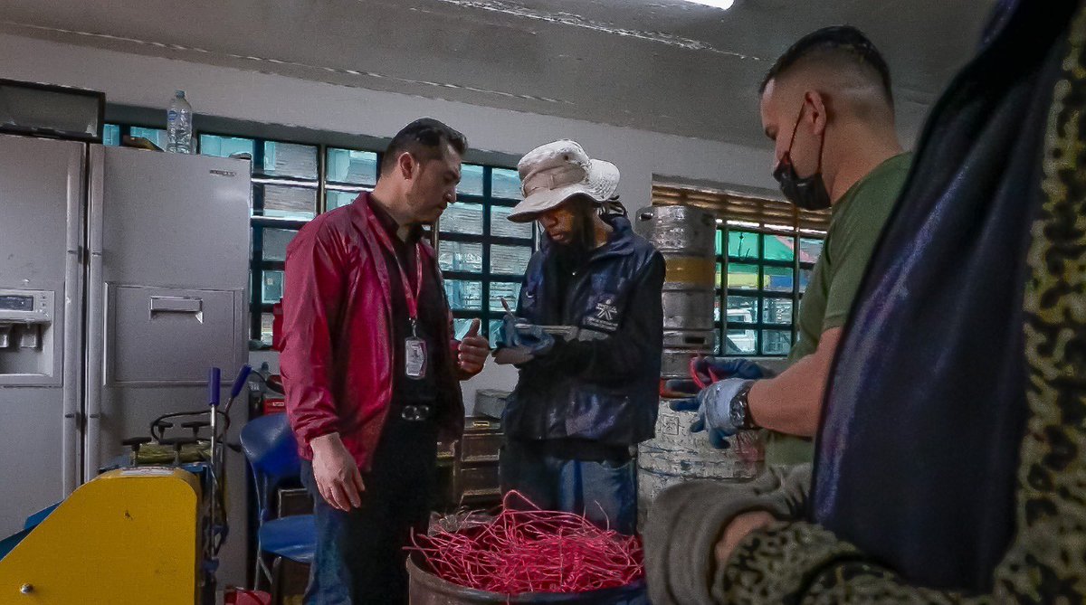 SeguridadBOG's tweet image. #AEstaHora intervenimos bodegas de reciclaje en la localidad de #PuenteAranda.

Junto con @PoliciaBogota verificamos que los dueños de estos establecimientos no incurran en el delito de receptación comprando mercancía hurtada o ilegal.

¡Así impactamos toda la cadena del delito!