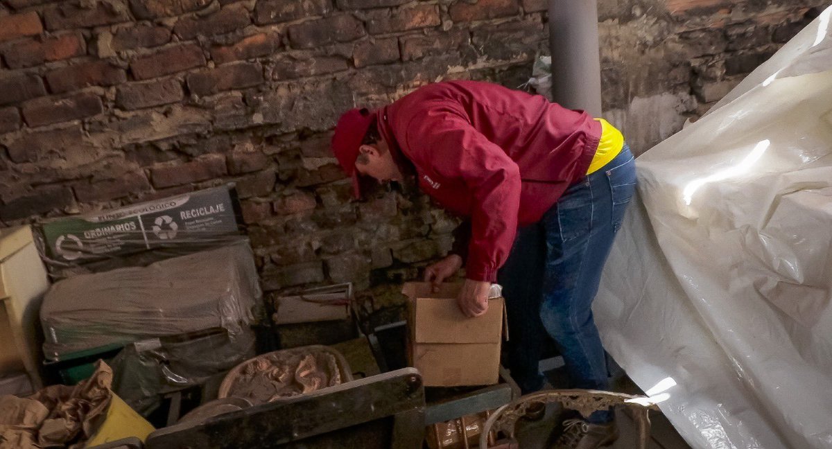 SeguridadBOG's tweet image. #AEstaHora intervenimos bodegas de reciclaje en la localidad de #PuenteAranda.

Junto con @PoliciaBogota verificamos que los dueños de estos establecimientos no incurran en el delito de receptación comprando mercancía hurtada o ilegal.

¡Así impactamos toda la cadena del delito!