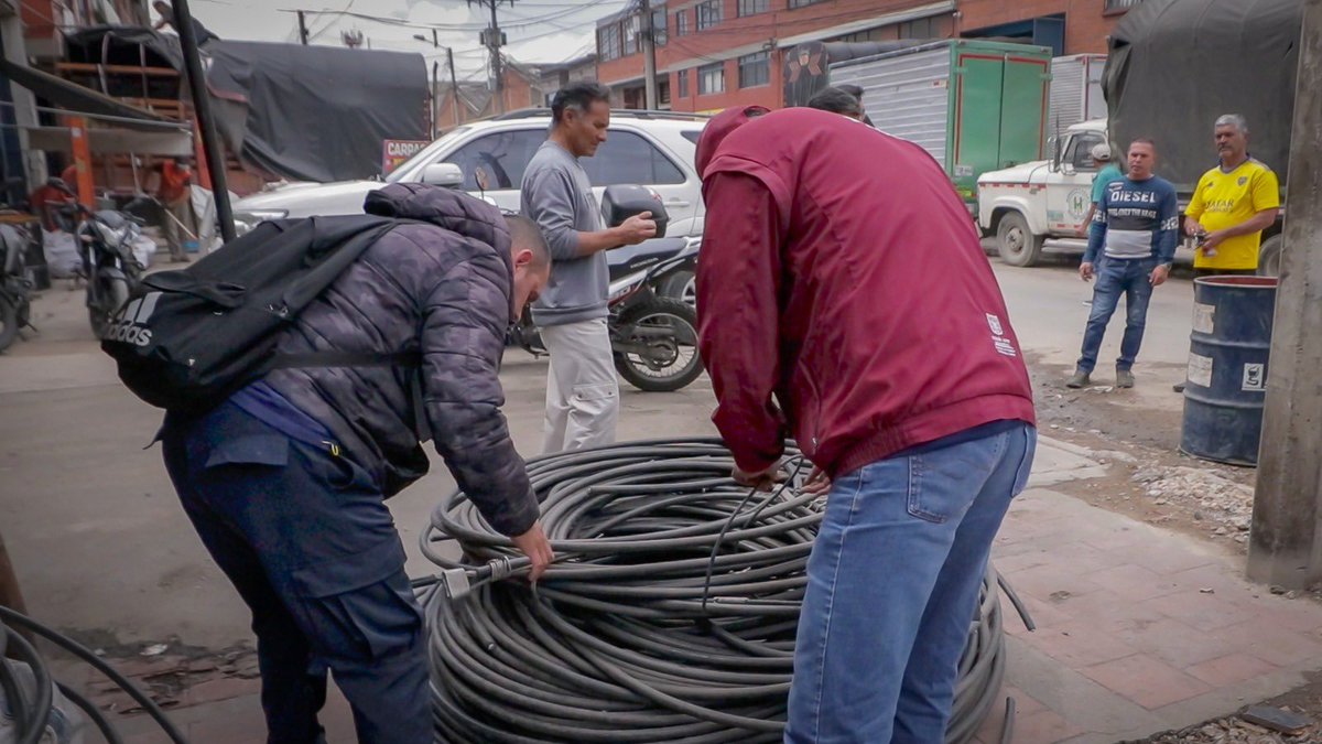 SeguridadBOG's tweet image. #AEstaHora intervenimos bodegas de reciclaje en la localidad de #PuenteAranda.

Junto con @PoliciaBogota verificamos que los dueños de estos establecimientos no incurran en el delito de receptación comprando mercancía hurtada o ilegal.

¡Así impactamos toda la cadena del delito!