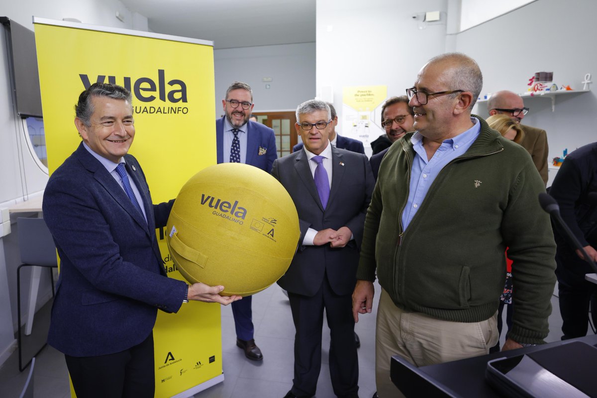 InteriorJunta's tweet photo. El consejero @antoniosanz inaugura el Punto @VuelaGuadalinfo de #Guadix.

Antes de final de año la provincia de #Granada contará con 39 nuevos Puntos, con una inversión de 2,2M €.

Un paso más hacia la igualdad de oportunidades para todos los andaluces, sin importar donde vivan. https://t.co/Ghmh6hzdGB