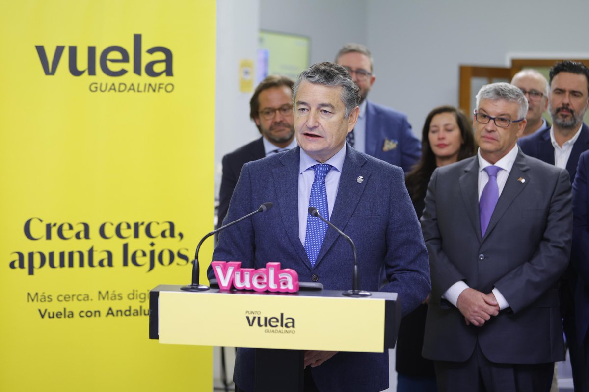 InteriorJunta's tweet photo. El consejero @antoniosanz inaugura el Punto @VuelaGuadalinfo de #Guadix.

Antes de final de año la provincia de #Granada contará con 39 nuevos Puntos, con una inversión de 2,2M €.

Un paso más hacia la igualdad de oportunidades para todos los andaluces, sin importar donde vivan. https://t.co/Ghmh6hzdGB