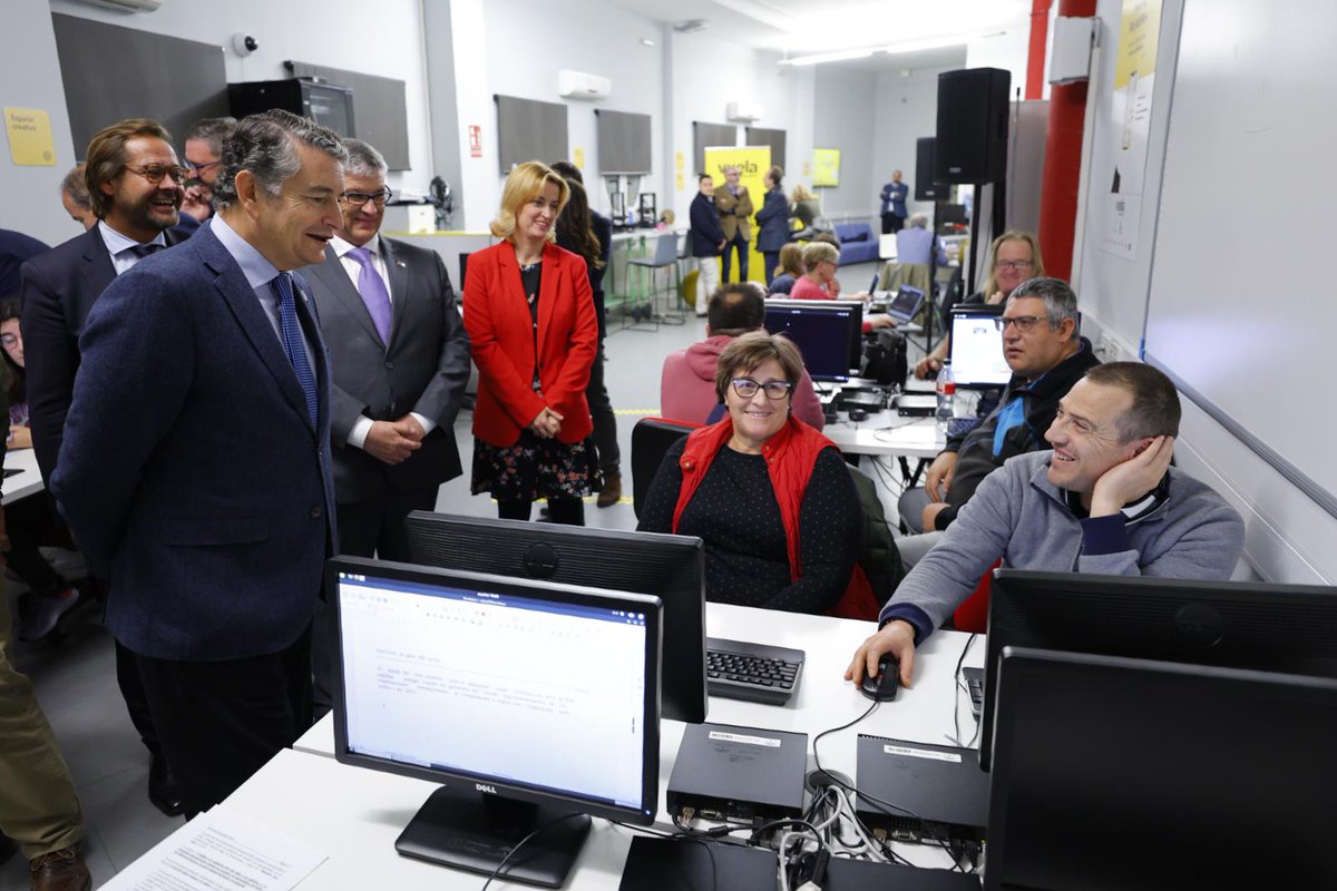 El consejero <a href="/antoniosanz/">Antonio Sanz Cabello</a> inaugura el Punto <a href="/VuelaGuadalinfo/">@VuelaGuadalinfo</a> de #Guadix.

Antes de final de año la provincia de #Granada contará con 39 nuevos Puntos, con una inversión de 2,2M €.

Un paso más hacia la igualdad de oportunidades para todos los andaluces, sin importar donde vivan.