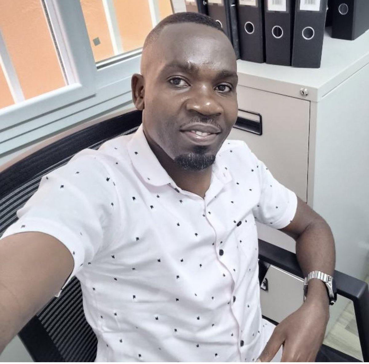 NapoleoneEm's tweet photo. Why this table bought buy Jude Ocen is special.
Jude Ocen is a friend from my MoruApesur ghetto (the toughest slum in Soroti). He too comes from a very humble family.
In years gone by, we would link up, play football, try out Karate, do some casual labour as young people to get money and enjoy the things that our ‘rich friends’ had. We battled with life. Food was never a guarantee but our parents tried.
Fast forward, God was kind to us all. I got a breakthrough in Entertainment, he got a breakthrough in Agriculture and now Business, in South Sudan.
Like me, he has managed to elevate his family and give them comfortable living.
But now, when most people would be asking for free tickets, Jude Ocen said, “No sir, I will buy my own table.” 
Those who know me know that these are the things that get me emotional. 
When I do these shows in Soroti, it is to remind every kid in our ghettos that There is a chance for them too in this world. You just need God, Hardwork, Determination and Being good to people. 
See you on 24th Dec for KINGS OF COMEDY.