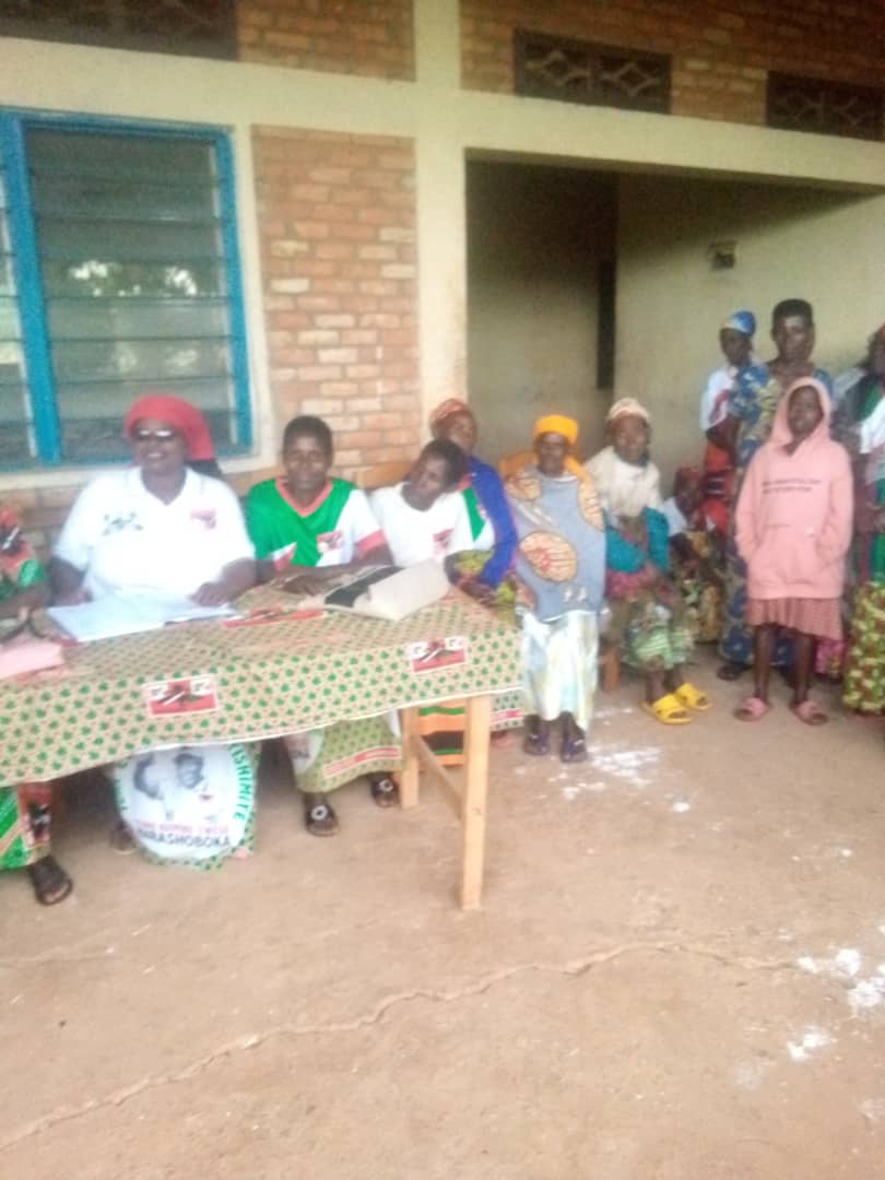 BdiSayangana's tweet photo. Gushira indongozi kukivi,kworora inkwavu,gutera ikawa n'amavoka hamwe n'umugambi turerere U #Burundi niyo yari intumbero y'urugendo Hatungimana Alvère Umukuru wa Bakenyererarugamba muri Komine nshasha @CommuneNgozi, yagize n'indongozi bo muri zone #Makaba na #Mugomera kuwa 21/11. https://t.co/HWXseu3WgC