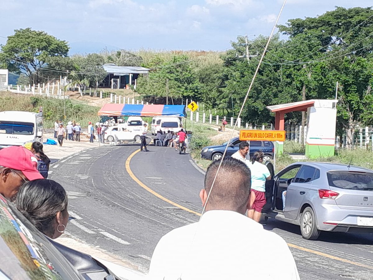 Replica_Tweets's tweet photo. #Oaxaca ejemplo de #gobernabilidad.- 

-bloqueo en #jamiltepec
-bloqueo en #pochutla
-bloqueo en #tehuantepec
-bloqueo en #coatlan a la #costa
-caravana #migrante en #istmo
-protestas de #sectorsalud
-endeble diálogo con @Seccion22Cencos 
@SEGO_Oax @salomonj @GobOax @SSPC_GobOax https://t.co/aDjD9KDDeg