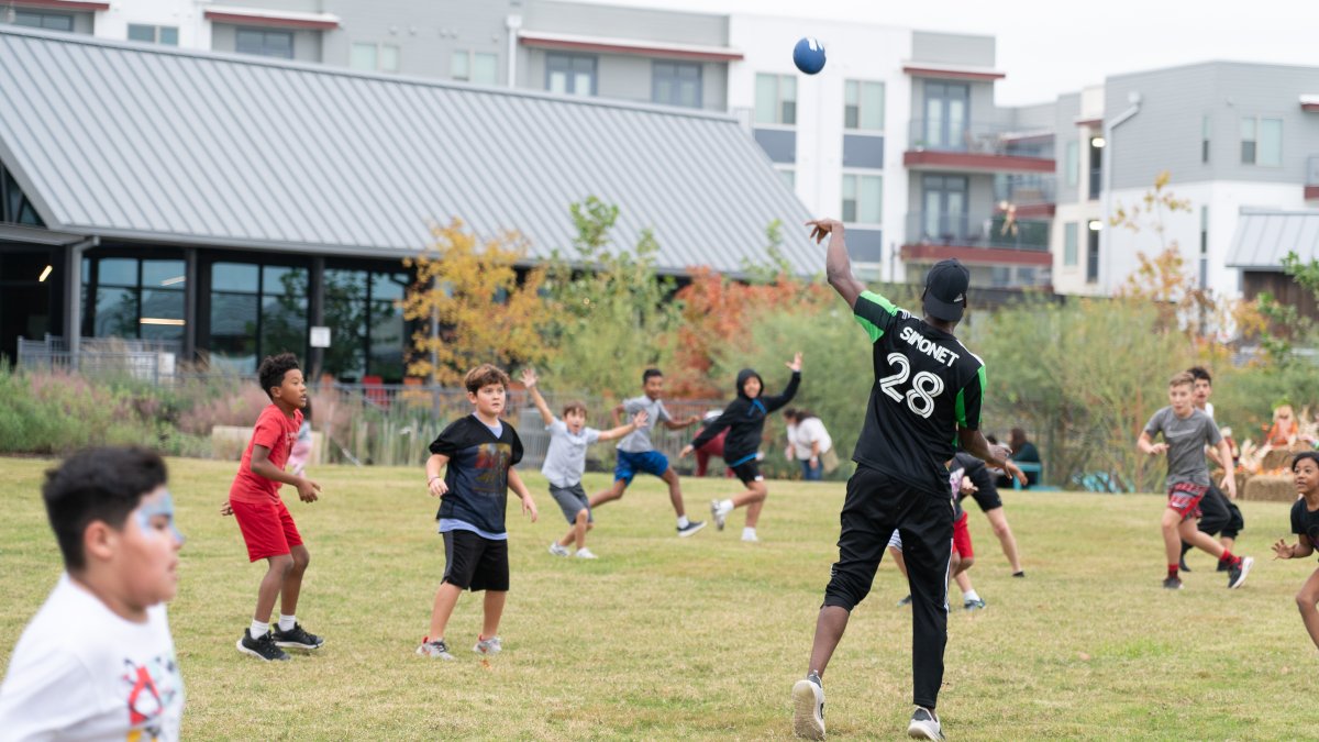 La Verde Park is made possible through partnerships with Momark Development, <a href="/AGCMINC/">AG|CM</a>, Stoddard Construction, Lionheart Places, <a href="/OverlandPartner/">Overland Partners</a>, <a href="/KimleyHorn/">Kimley-Horn</a>, DBR, Thornton Thomasetti, &amp; Water Design. #KyleTX

For more information, visit CityofKyle.com/LaVerde