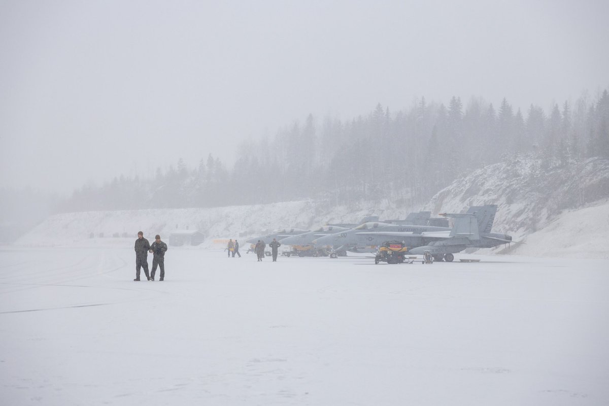 US🇺🇸 Marine Corps' F/A-18 Hornets in snowy weather at Satakunta Air Command in #Finland🇫🇮.

#FreezingWinds’23 exercise is the first major Finnish-led naval exercise since Finland joined #NATO.

#WeAreNATO