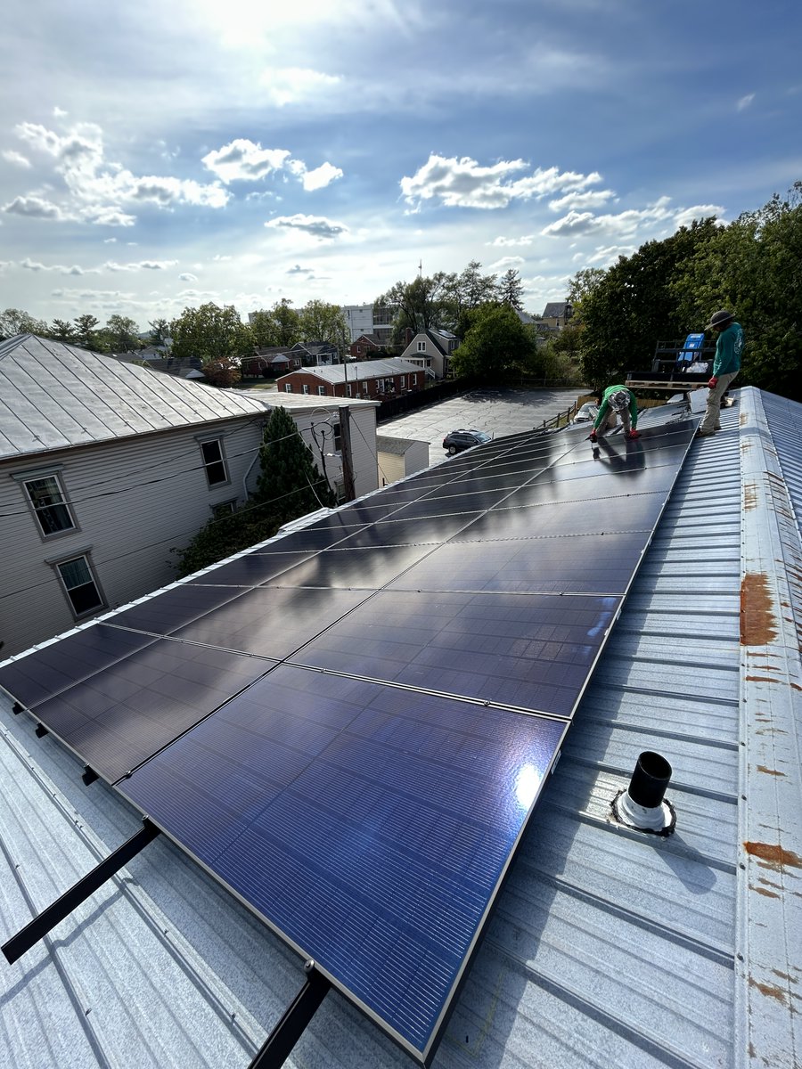 HCS__Foundation's tweet photo. #SolarSaturday-#SolarMoonshot grant recipient @mercyhouseinc received a $21k grant for a 14.58kW #rooftopsolar project in Harrisonburg, VA. Their mission is to provide food, clothes and shelter to homeless families with dependent children in their area ☀️
https://t.co/uongwT5OLU https://t.co/KHwZ0UVip2