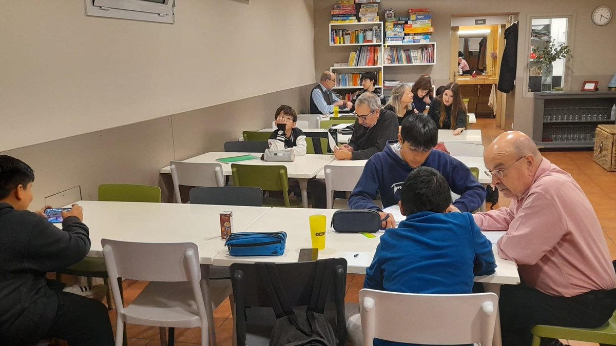 centrecanpedro's tweet photo. Els grups de reforç escolar amb els/les alumnes i voluntaris/es estan treballant molt per acabar el primer trimestre amb el millor rendiment possible! Felicitats per la feina ben feta! I molts ànims! https://t.co/QA1ZOvLsmw