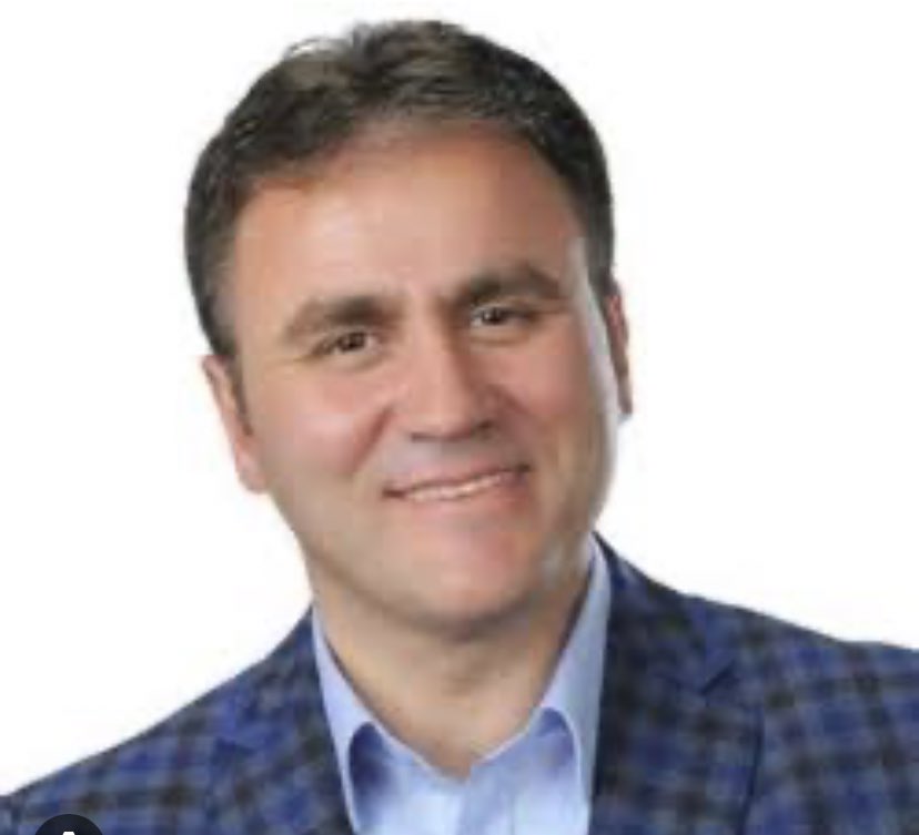 diyadinosman's tweet photo. Gümüşhane de Başkan Çimen üzerinde oynanan oyun!..
👇👇

Bazı insanlar vardır…
Ekonomik sıkıntısı olmaz ama halkına hizmet etmeyi kendine görev sayar..
Çünkü o enerjiyi o  beklentiyi doğup büyüdüğü şehrinin insanından alır.
Hani bir söz var ya!..
Dertsiz başını derde sokmak diye..
Bu söz onun için şöyledir..
“Dertsiz başımı halkıma hizmet için derde sokmak benim için görevdir”
Gümüşhane Belediye Başkanı @ercancimen29 i uzun yıllardır tanırım.
Siz deyin 35 yıl..

Gümüşhane’de iş dünyasına adını gururla yazdırırken bir siyasetçiden daha çok ilgi ve sevgi görmüştü..
Kapısı herkese açıktı…
Belediye Başkanı oldu…
Ektiği tohumları biçti..
Halkı ile elele Gümüşhane’nin makus talihini yenen hizmetlere adını yazdırdı.
Bilmek için görmek lazım.
Cumhurbaşkanı @RTErdogan ın güvenini hiç boşa çıkarmadı..

Türkiye’de FETÖ yurtlarını kapatan ilk Belediye Başkanı oldu..
Kuşkusuz gizli hedef oldu..
Bakıyorum şimdi birileri Ercan Başkanın önünü kesmek için içeriden dışarıdan oynuyor.

Öyle iddialar var ki..
Genel Merkezin yaptırdığı anketler üzerinde manipülasyon yapıldığı oy oranının düşük gösterilip Başkan Erdoğan’ın önüne konmak isteniyor..

Ama durum hiçte öyle değil..
Başkan hizmetlerini anlamak için sürekli anketler yaptıran bir kimliğede sahiptir..
Son yapılan  iki ankette  Yüzde 45-50 bandında olduğu görülüyor…
Diyeceğim şu ki AK Partide başarılı işlere imza atan bazı başkanların önü bir takım tezgahlarla kesilmek isteniyor.

Aman dikkat!..
Melih Gökçek ve Kadir Topbaş’ın üzerine içeriden kurulan kumpas sonucu Ankara ve İstanbul’un kaybedilişi ders olsun..
Teşkilat Başkanı @erkankandemir  ve yerel yönetimlerden sorumlu Genel Başkan Yardımcısı @yzyilmaz55 
bu tip çirkin operasyonlar için dikkatli olmalı diyorum…