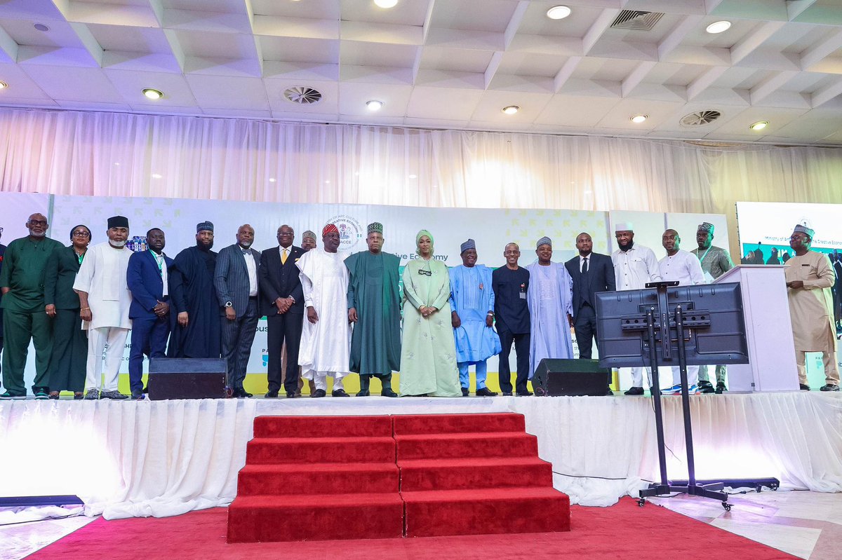 Fmactce_Nigeria's tweet photo. Vice President, Senator Kashim Shetima @officialSKSM, the Honourable Minister of Art, Culture, and the Creative Economy, Hannatu Musawa @hanneymusawa, alongside stakeholders from the creative industry at the “Art, Culture and Creative Economy Roundtable” today.
#CreativeDialogue https://t.co/PQeO1oTKcT