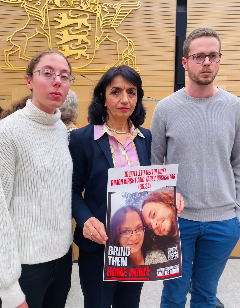 1 „Seit 46 Tagen steht unser Leben still. Wir wachen jeden Morgen auf und die, die wir lieben, sind nicht da.“
Diese Worte von Nufar Buchshtab lassen mich nicht mehr los. Heute waren Nufar und Yuval Buchshtab, Schwester und Bruder von Yagev Buchshtab, bei uns im Landtag.