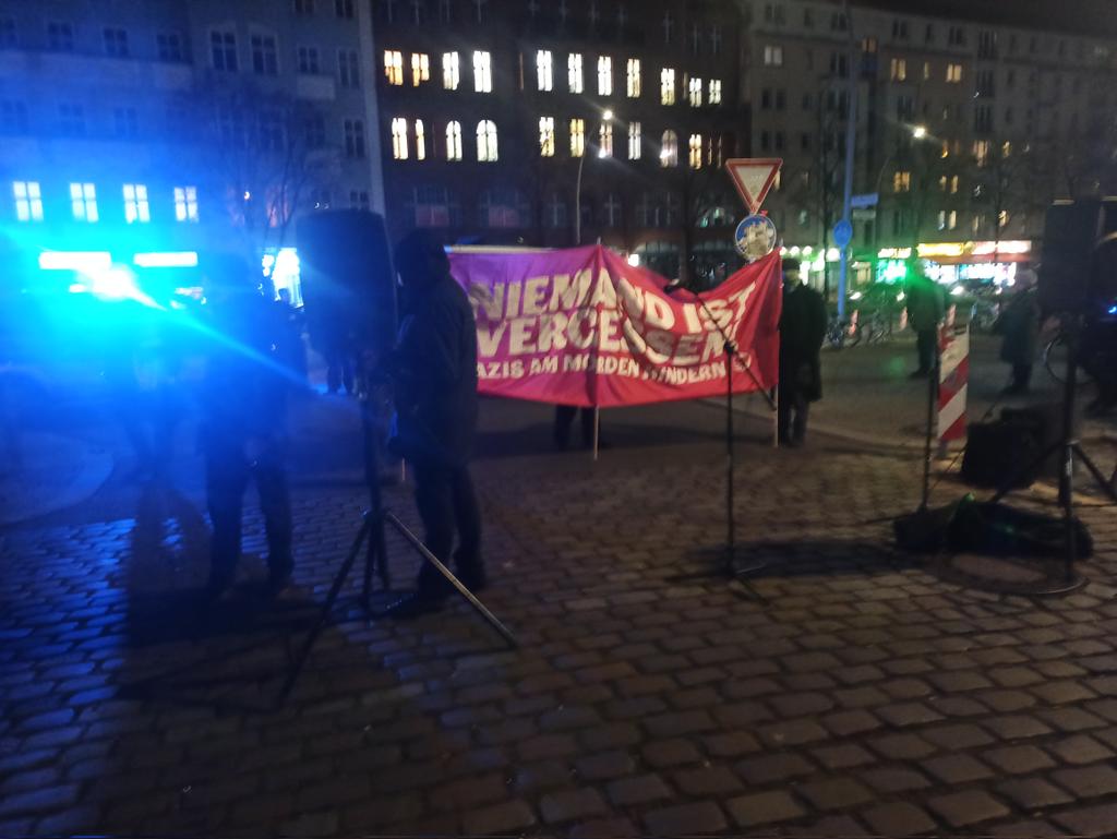 Mahnwache an den vor 31 Jahren von Neonazis ermordeten Antifaschisten #SilvioMeier beginnt. Rund 150 Leute sind vor Ort und gedenken ihm. 

#niemandistvergessen
#berlin #friedrichshain #rigaer #b2110