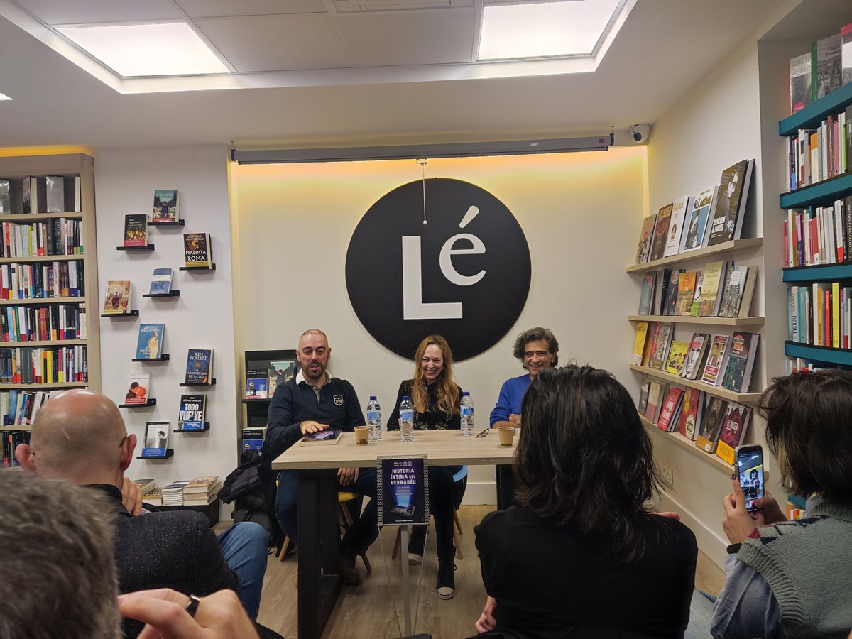 Ya están @la_meseta_uber, @martadelriego y Arcadi presentando el último libro de los hermanos del Riego sobre el Real Madrid y las noches de remontadas en el Bernabéu