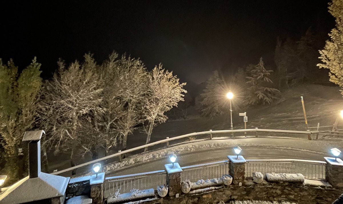 RicardRiba_and's tweet photo. Comença la temporada!!❄️❄️❄️Provant els nous pneumàtics de neu👌🏎️🏎️🏎️Continua nevant debil/moderadament acumulant uns 5cm a 1800m amb una 🌡de 0 graus #Andorra #winteriscomig #projecte4estacions #visualmeteo https://t.co/WOBR8E5mSj
