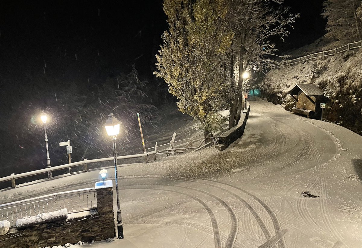 RicardRiba_and's tweet photo. Comença la temporada!!❄️❄️❄️Provant els nous pneumàtics de neu👌🏎️🏎️🏎️Continua nevant debil/moderadament acumulant uns 5cm a 1800m amb una 🌡de 0 graus #Andorra #winteriscomig #projecte4estacions #visualmeteo https://t.co/WOBR8E5mSj