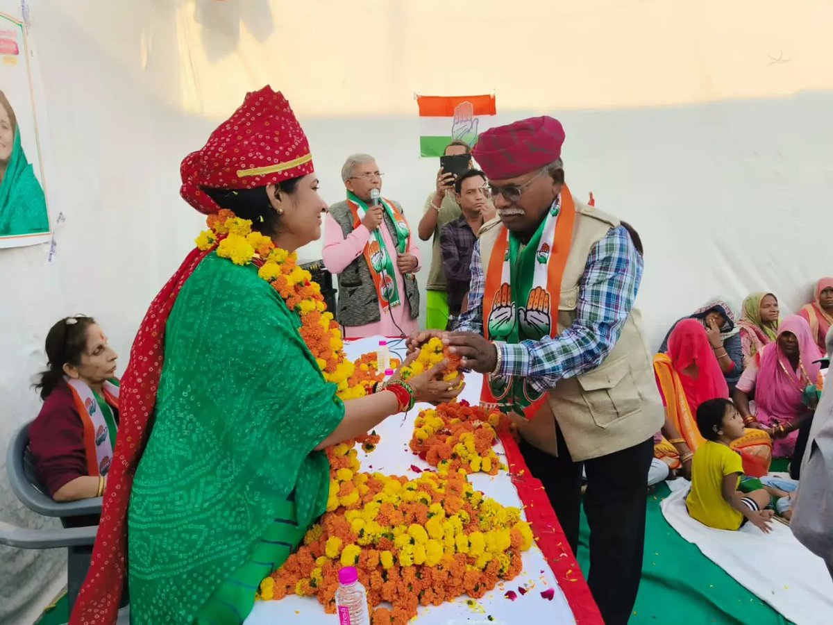 Manishapanwar02's tweet photo. आज जोधपुर विधानसभा क्षेत्र के वार्ड न. 54, वाल्मीकि समाज, माधोबाग में आयोजित सम्मान समारोह में भाग लिया तथा जनसम्पर्क किया।
सभी ने 25 नवंबर को हाथ के निशान पर वोट देकर विजयी बनाने का आश्वासन दिया।
#काम_किया_दिल_से
#मनीषा_पंवार_फिर_से
#manishapanwar
#AshokGehlot https://t.co/fQOmKMBEJa