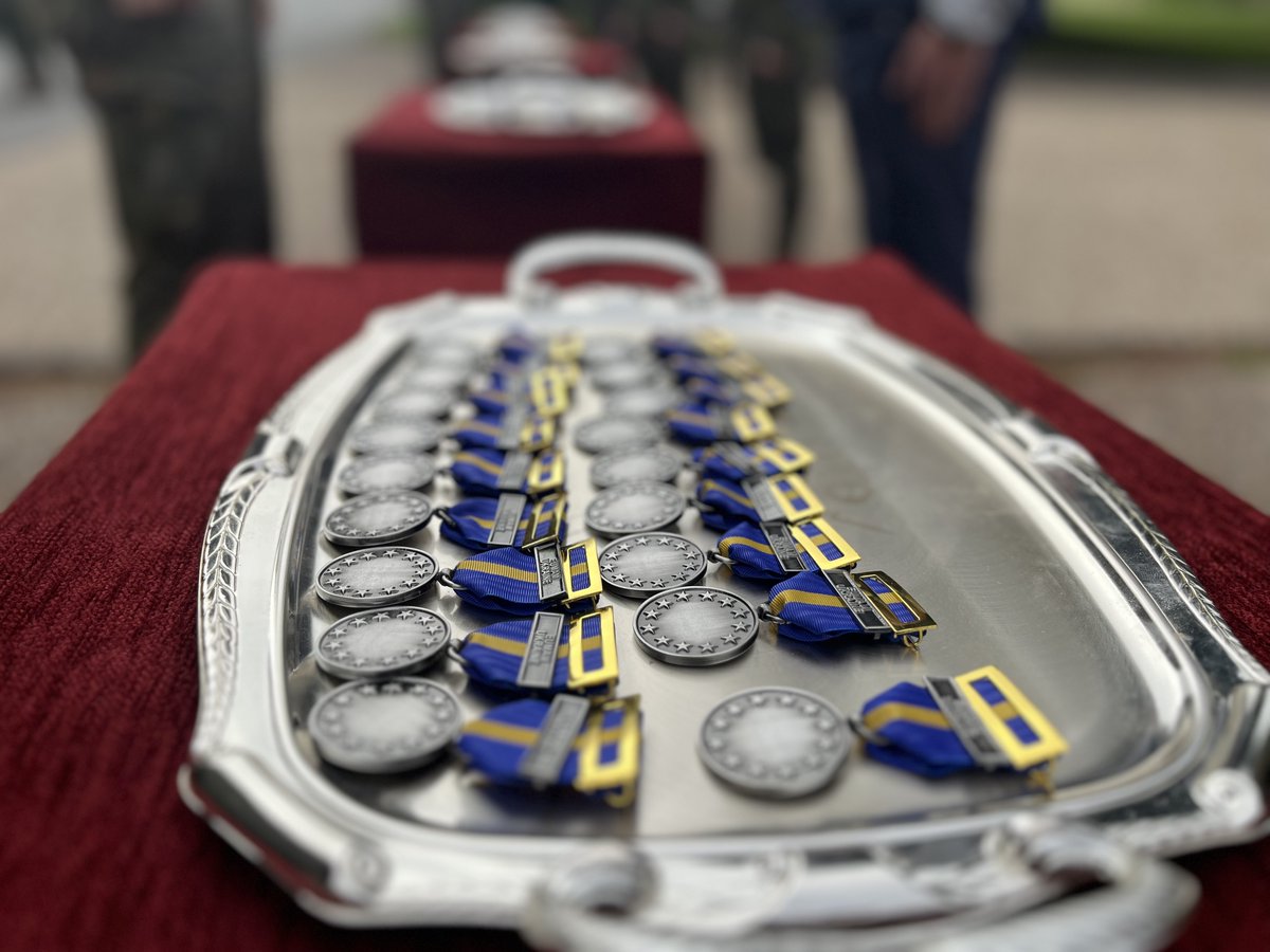 PoderioMilitar's tweet photo. Soldados españoles que han estado instruyendo a los militares ucranianos para el combate en Toledo durante los últimos meses ha sido condecorado con la medalla #PESD de la Unión Europea 🇪🇺 https://t.co/QnbIvdYynq