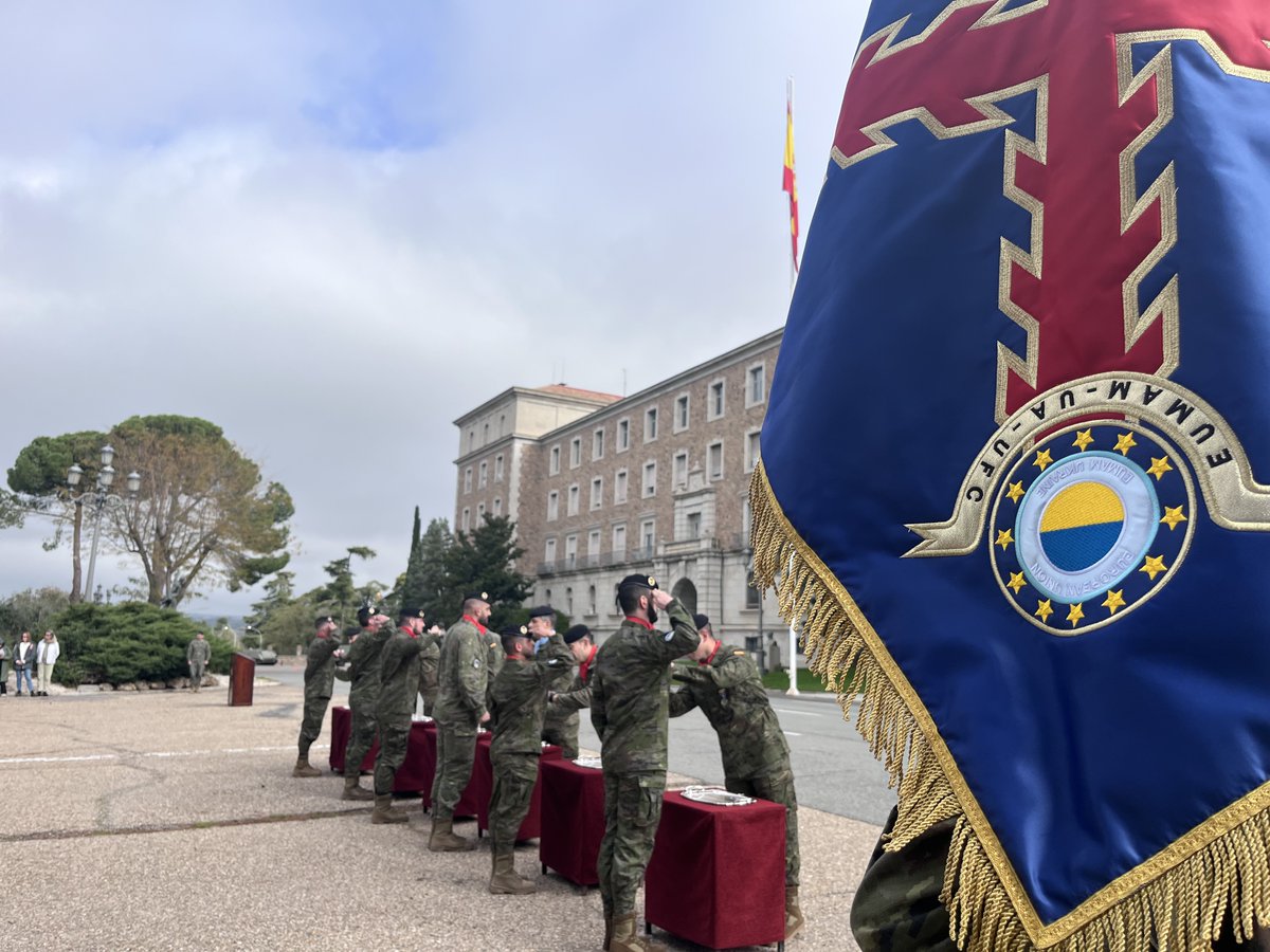 PoderioMilitar's tweet photo. Soldados españoles que han estado instruyendo a los militares ucranianos para el combate en Toledo durante los últimos meses ha sido condecorado con la medalla #PESD de la Unión Europea 🇪🇺 https://t.co/QnbIvdYynq