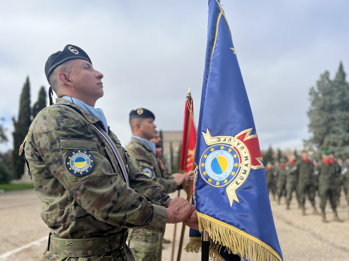 PoderioMilitar's tweet photo. Soldados españoles que han estado instruyendo a los militares ucranianos para el combate en Toledo durante los últimos meses ha sido condecorado con la medalla #PESD de la Unión Europea 🇪🇺 https://t.co/QnbIvdYynq