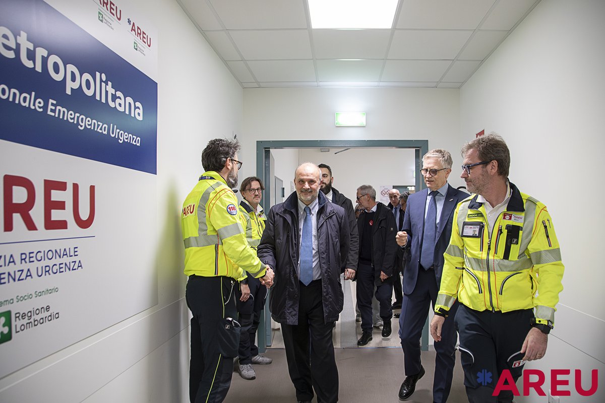 AREULombardia's tweet photo. Oggi a Milano il Ministro della Salute Orazio Schillaci ha visitato la SOREU Metropolitana, una delle 4 Sale Operative Regionali dedicate all’Emergenza Urgenza Sanitaria (118) e la CMI, Centrale Medica Integrata Regionale di AREU, assistendo dal vivo alla gestione delle chiamate. https://t.co/9u8PAn5O3v