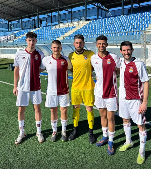 Nuestros chicos vistiendo los colores de la Selección Absoluta de Castilla La Mancha 😍.
¡¡Estamos sin calidad en este club!! 😜👏
