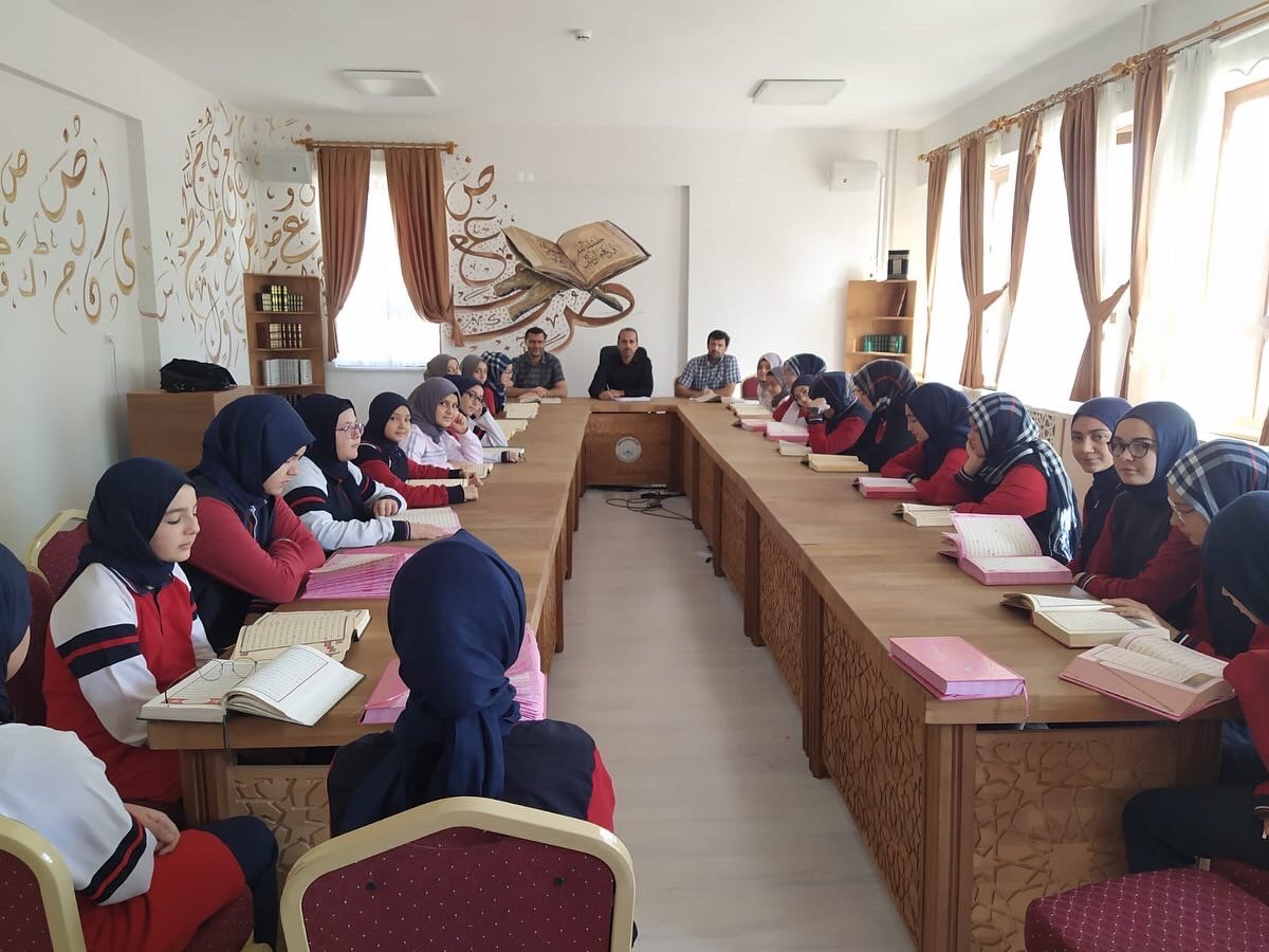OmerIho's tweet photo. Okulumuzda Genç Nida Kur-an’ı Kerim’i  Güzel Okuma yarışması yapıldı. Yarışmada dereceye giren öğrencilerimiz ödüllendirildi. Kendilerini tebrik ediyoruz. https://t.co/uCfIMKweXq