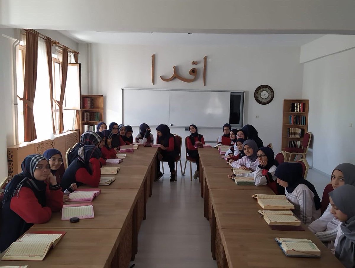 OmerIho's tweet photo. Okulumuzda Genç Nida Kur-an’ı Kerim’i  Güzel Okuma yarışması yapıldı. Yarışmada dereceye giren öğrencilerimiz ödüllendirildi. Kendilerini tebrik ediyoruz. https://t.co/uCfIMKweXq