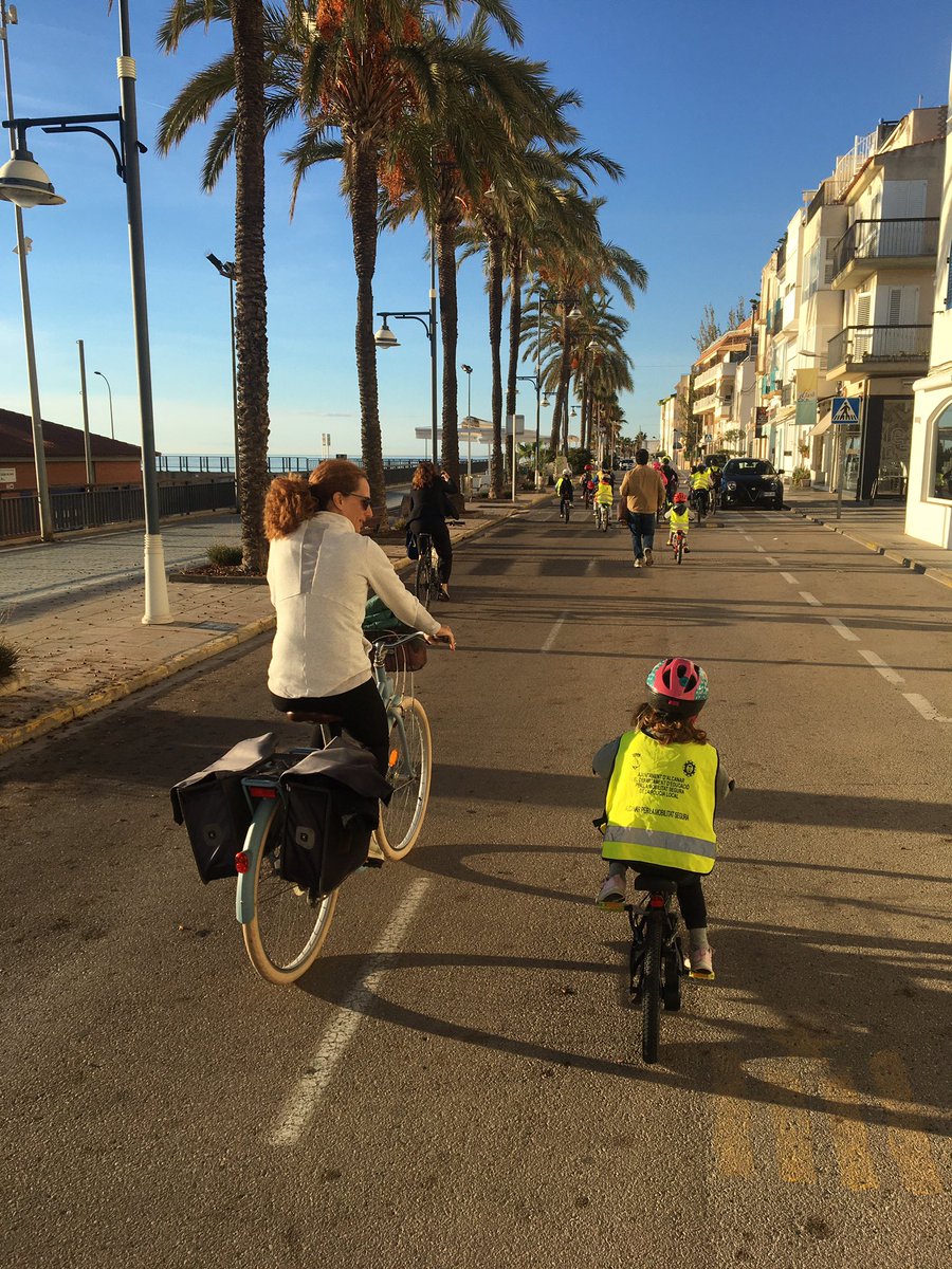 jsanc238's tweet photo. El #bicibús de l’escola Marjal de Les Cases d’Alcanar ens deixa imatges com aquesta. https://t.co/NezlTG31Is